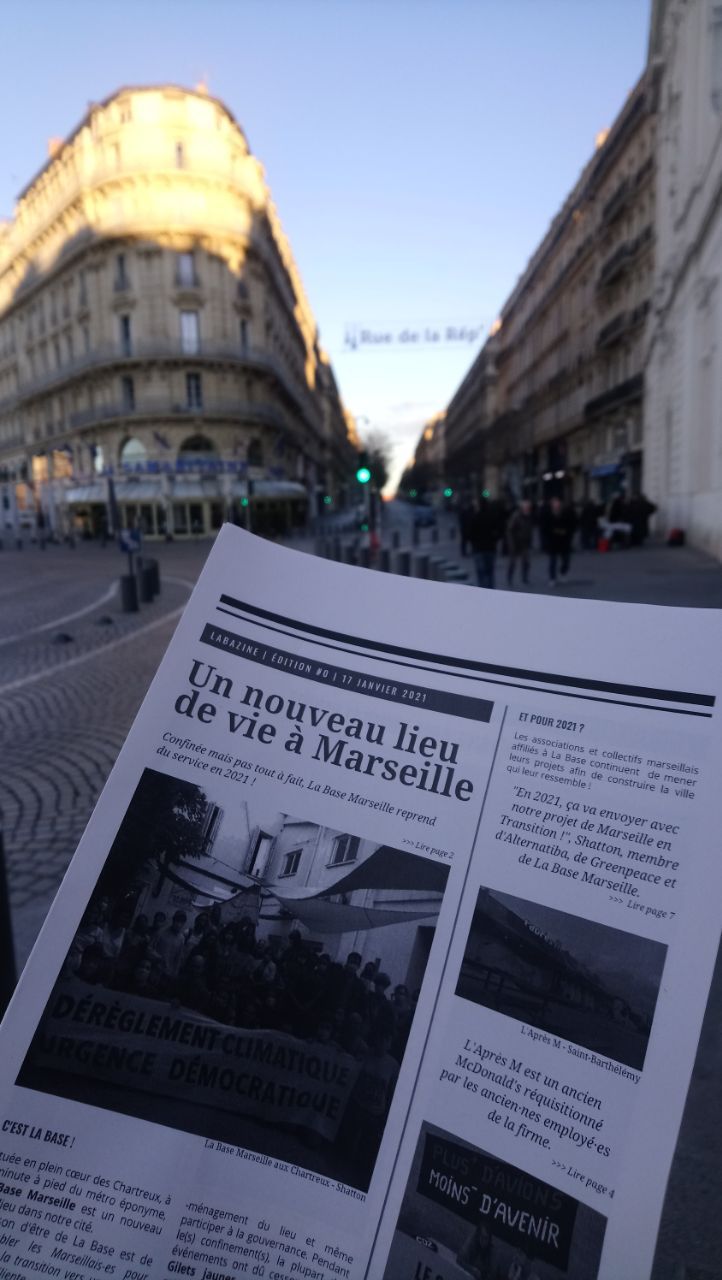 Photo d'une rue avec le journal de LaBazine Photo d'une rue avec le journal de LaBazine