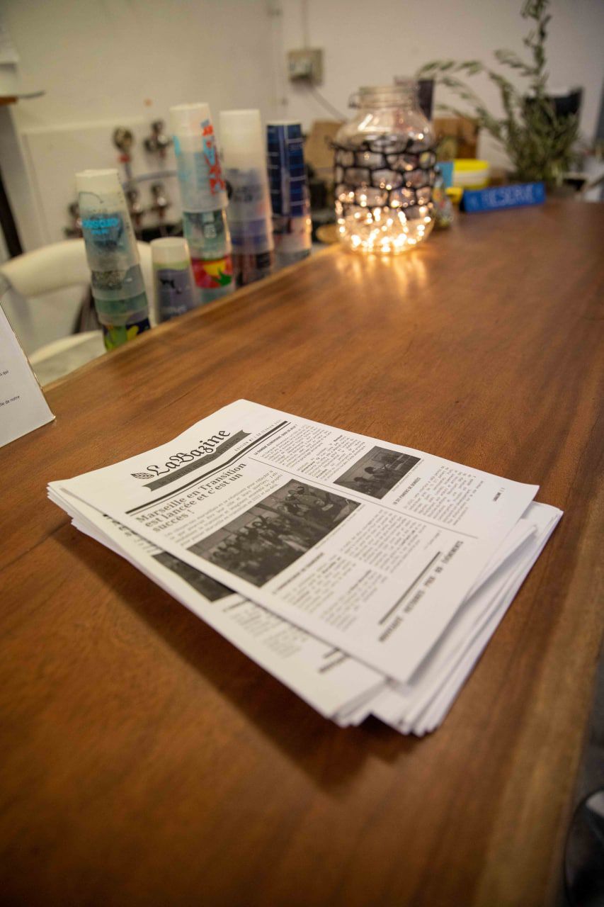 Journal LaBazine sur le bar Photo d'une pile de journal sur le bar