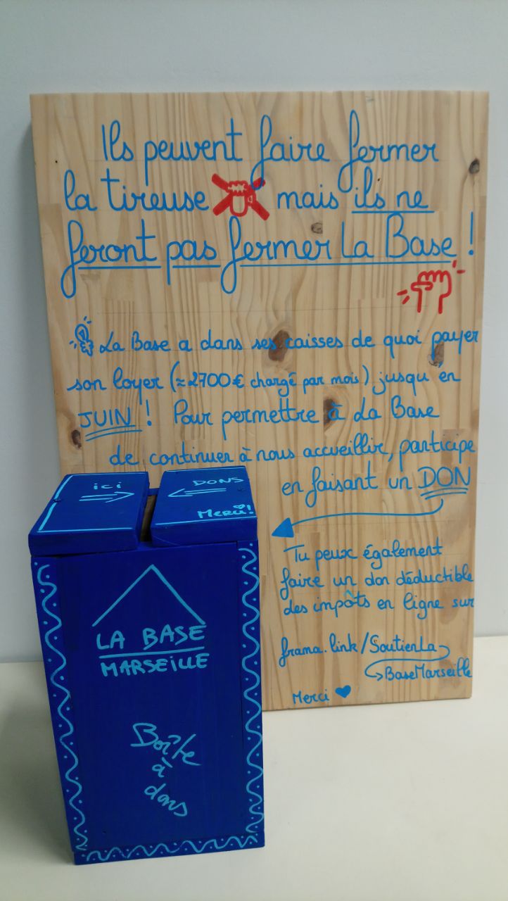 Boite à dons! Photo d'une boite à dons
